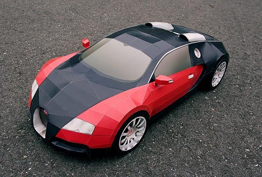 Nhìn qua, chiếc xe bằng giấy rất giống siêu xe Bugatti Veyron thật